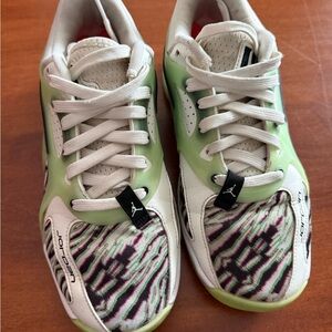Women’s Jordan Heir Series “ Showstopper” Basketball Shoes
